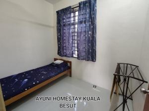 een kleine kamer met een bed en een raam bij AYUNI HOMESTAY KUALA BESUT TERENGGANU in Kampung Kuala Besut