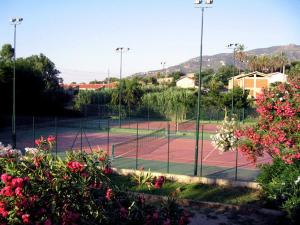 una pista de tenis con una pista de tenis en Villaggio Hotel Club Calanovellamare, en Piraino