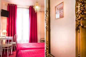 Voodi või voodid majutusasutuse Hotel Le Clos d'Alésia toas