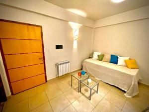 a small room with a bed and a table at Departamento Güemes in San Salvador de Jujuy