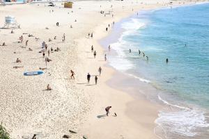 Uma praia perto do apart-hotel