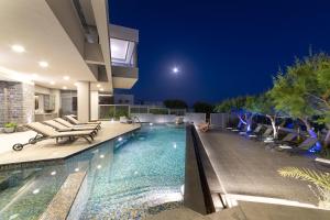 Bazén v ubytovaní Seafront Luxury Moonlight Villa in South East Crete with Breathtaking Views alebo v jeho blízkosti