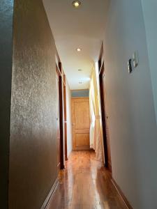 a hallway with a door and a wooden floor at Exclusivo Apartamento en el corazón de Trujillo in Trujillo
