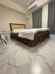 a bedroom with marble floors and a bed in a room at HotelHarmony日暮里ホテルハーモニー in Tokyo