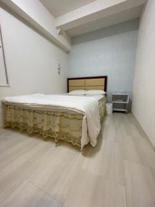a bedroom with a large bed and a wooden floor at HotelHarmony日暮里ホテルハーモニー in Tokyo