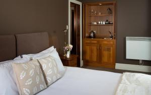 A bed or beds in a room at Grasmere Lodge