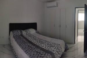 um quarto com uma cama grande e uma cabeceira preta em ACAPULCO DIAMANTE!! HERMOSO DEPARTAMENTO NUEVO!! em Acapulco