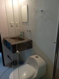 ein Bad mit einem WC und einem Waschbecken in der Unterkunft ACAPULCO DIAMANTE!! HERMOSO DEPARTAMENTO NUEVO!! in Acapulco