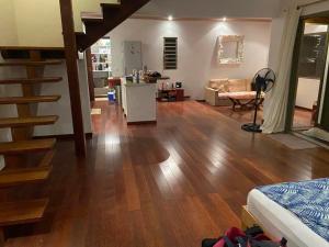 Moorea Temae Villa walking dist beach and golf的休息区