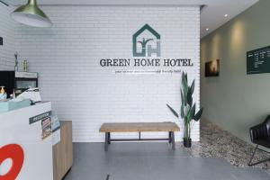 OYO 90399 Green Home Hotel syariah tesisinde sergilenen bir sertifika, ödül, işaret veya başka bir belge