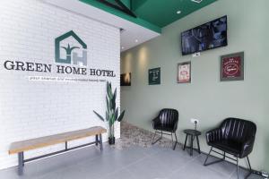 een wachtkamer met een bank en twee stoelen bij OYO 90399 Green Home Hotel syariah in Sepang