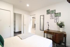 เตียงในห้องที่ Virexxa Bedford Centre - Deluxe Suite - 2Bed Flat with Free Parking & Gym