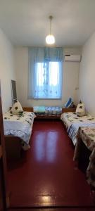um quarto com duas camas e uma janela em Частный дом em Nova Athos