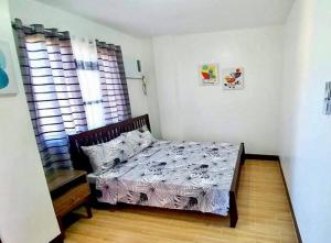 - une chambre avec un lit et du parquet dans l'établissement Kaitleen Home Stay Door 2, à Tacloban