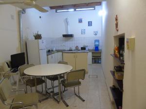 uma cozinha com mesa e cadeiras num quarto em Casamundocba em Córdova