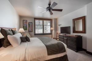מיטה או מיטות בחדר ב-Cozy Zephyr Mountain Lodge condo with sweeping views of Arapahoe National Forest condo