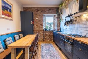 A kitchen or kitchenette at The Nessting Place, City Centre Four Bedroom Apartment