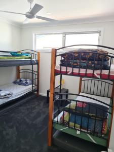 מיטה או מיטות קומותיים בחדר ב-Pandora's Escape