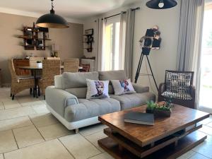 uma sala de estar com um sofá e uma mesa de centro em La Matriola em Cabannes