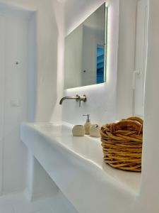 A bathroom at My Lovely Place Mykonos Még 21 kép