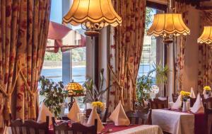 A restaurant or other place to eat at Hotel & Restaurant Krone