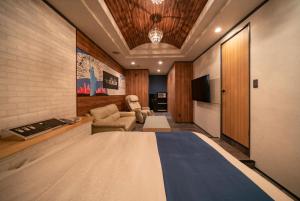 Tempat tidur dalam kamar di 飛騨高山 ホテル デリッシュ