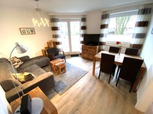 ein Wohnzimmer mit Couch und Tisch in der Unterkunft Max & Moritz, App 1 in Grömitz