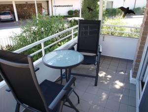eine Terrasse mit Tisch und Stühlen auf einem Balkon in der Unterkunft Max & Moritz, App 1 in Grömitz