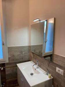 uma casa de banho com um lavatório e um espelho em BONBON em Rovigo