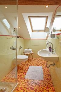 Ett badrum på Gästehaus Lechner