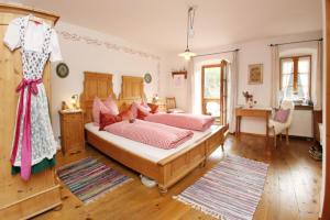 Ліжко або ліжка в номері Gästehaus Lechner