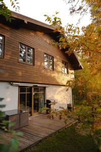 ein Haus mit einer Holzterrasse davor in der Unterkunft Chata u Gregora v Slovenskom raji in Smižany