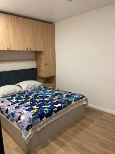 1 dormitorio con 1 cama con edredón azul y blanco en Apartment Qumli, en Gudauri
