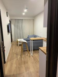 Cette chambre comprend un lit, une table et une cuisine. dans l'établissement Apartment Qumli, à Goudaouri