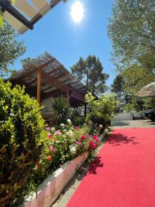 A garden outside Aparthotel Vila Tufi