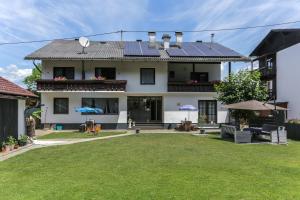 una casa con paneles solares en el techo en Pension Villa Louise, en Sankt Kanzian
