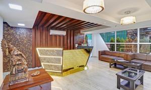 - un salon avec un canapé et une table dans l'établissement Treebo Trend Kanopy Greens, à Dehradun