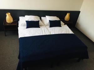 A bed or beds in a room at Jonathan Bed&Pizza