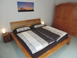 ホムベルクにあるFerienwohnung Landblickのベッドルーム1室(大型ベッド1台、キャンドル2本付)