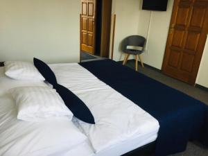 A bed or beds in a room at Jonathan Bed&Pizza