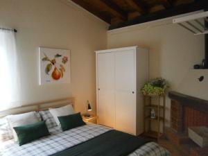 A bed or beds in a room at Il Bosco di Campo Marzano green & sky