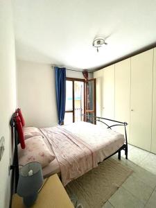 um quarto com uma cama e uma janela em Locanda Cuore di mare 5 em Vasto