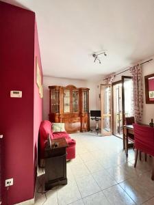 uma sala de estar com um sofá vermelho e um piano em Locanda Cuore di mare 5 em Vasto