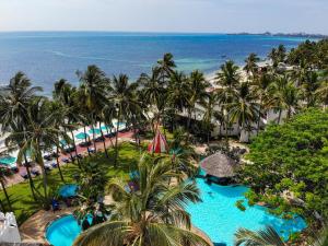 z powietrza widok na ośrodek i ocean w obiekcie Bamburi Beach Hotel w mieście Bamburi