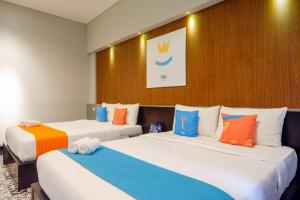 Tempat tidur dalam kamar di Sans Hotel Empress Simpang Lima