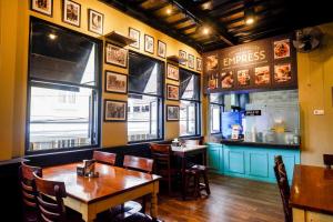 Restaurace v ubytování Sans Hotel Empress Simpang Lima