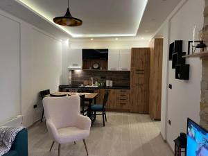 eine Küche und ein Esszimmer mit einem Tisch und Stühlen in der Unterkunft Milmari Apartman Haski N55 in Kopaonik