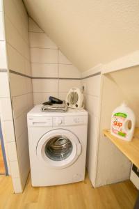 Waschmaschine und Trockner in einem kleinen Zimmer in der Unterkunft F2 201 neuf proche gare TGV, A36 et commerces in Botans