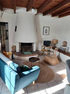 a living room with a couch and a fireplace at Le Clos de la Vigneronne in Messas