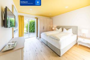 ein Schlafzimmer mit einem großen Bett und einem Fenster in der Unterkunft Boutiquehotel Caravella Velden by S4Y in Velden am Wörthersee